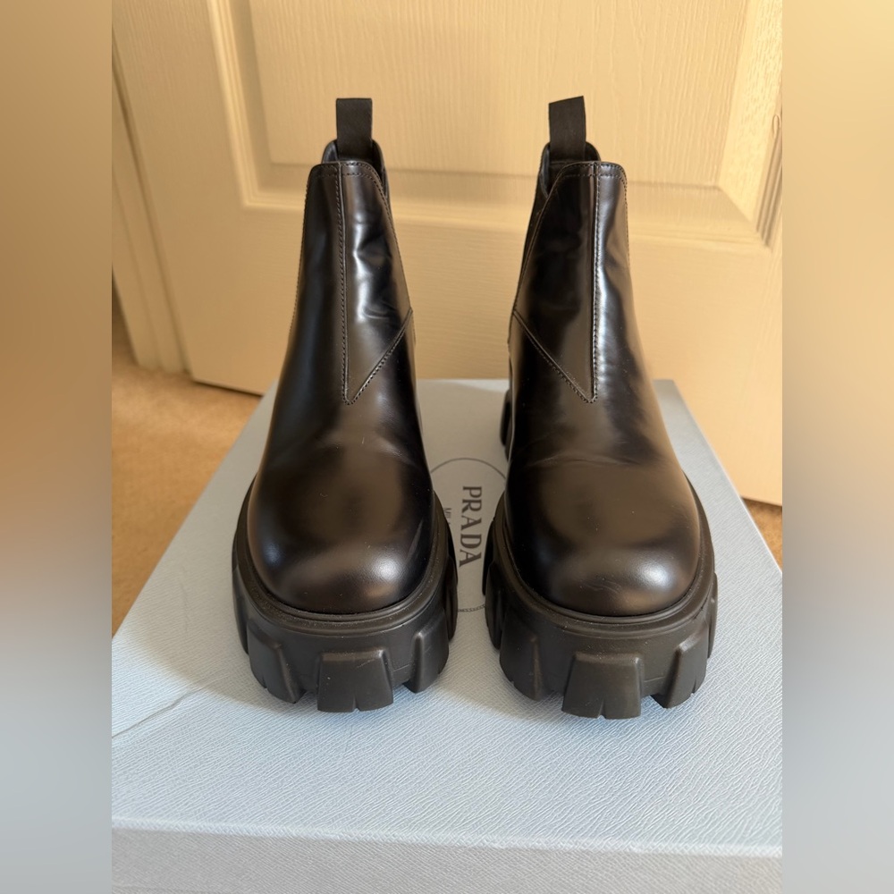Prada Monolith 55 Leather Lug-Sole
Chelsea Boots